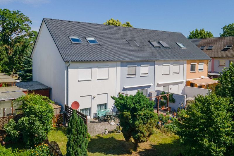 Mit Keller, ausgebautem Dach, Carport und Süd-Terrasse: Vermietetes Reihenendhaus in Rüdersdorf